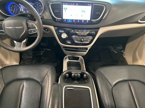 Used 2024 Chrysler Pacifica Touring-L FWD image 4