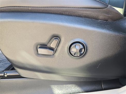 Certified 2024 Chrysler Pacifica Touring-L image 16