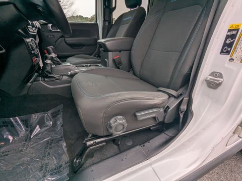 Used 2021 Jeep Wrangler Unlimited Rubicon w/ Cold Weather Group image 17