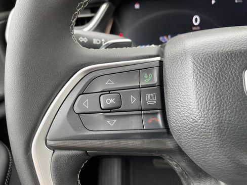 Used 2025 Jeep Grand Cherokee Laredo AWD/4WD image 17