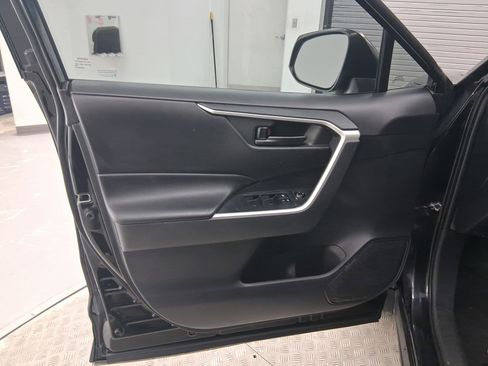 Used 2020 Toyota RAV4 LE image 12