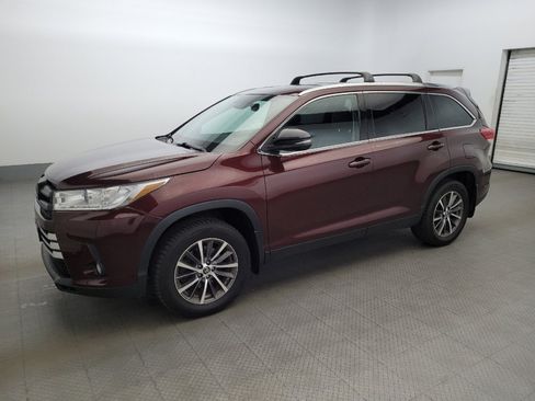 Used 2019 Toyota Highlander XLE AWD/4WD image 2