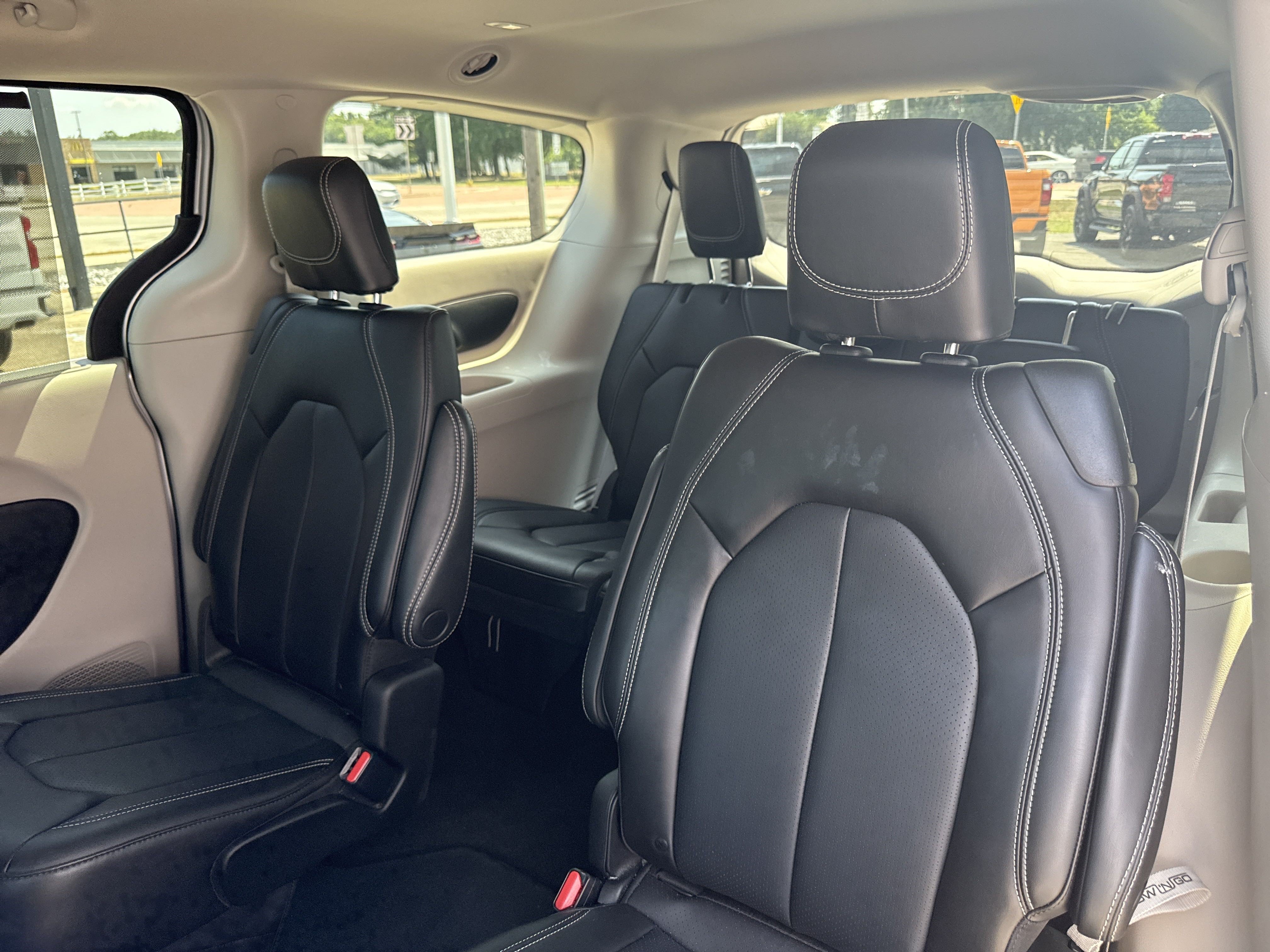 Used 2023 Chrysler Pacifica Touring-L AWD/4WD image 4