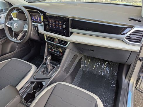 Certified 2025 Volkswagen Taos SE FWD image 21