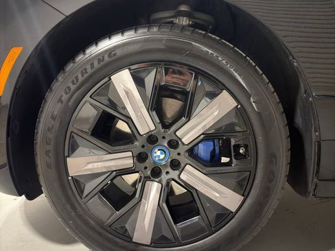 Used 2024 BMW iX xDrive50 w/ Sport Package AWD/4WD image 3