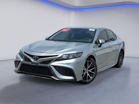 Used 2023 Toyota Camry SE w/ Cold Weather Package image 2