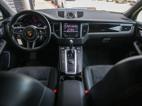 Used 2018 Porsche Macan AWD/4WD image 32