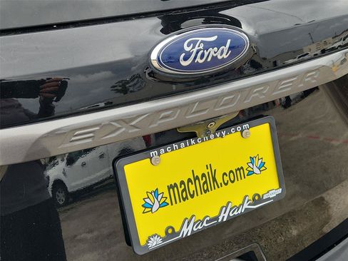 Used 2017 Ford Explorer XLT w/ Equipment Group 202A FWD image 32