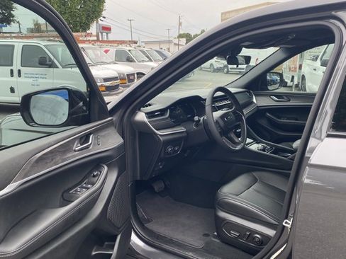 Used 2025 Jeep Grand Cherokee Limited image 14