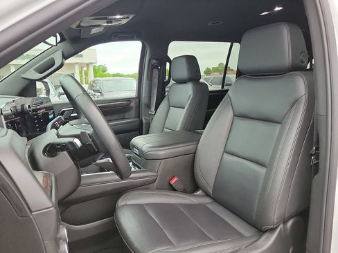 Used 2025 Chevrolet Suburban Z71 AWD/4WD image 12
