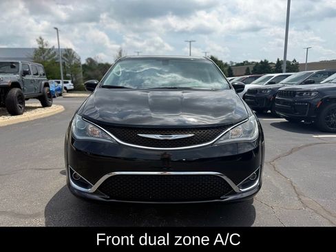 Used 2018 Chrysler Pacifica Touring Plus w/ Tire & Wheel Group FWD image 9