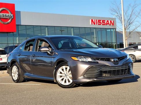 Used 2018 Toyota Camry LE image 20