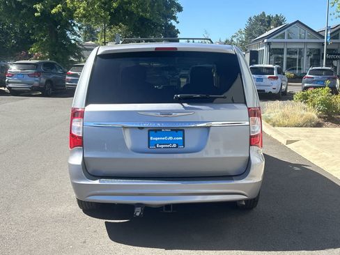 Used 2015 Chrysler Town & Country Touring FWD image 4