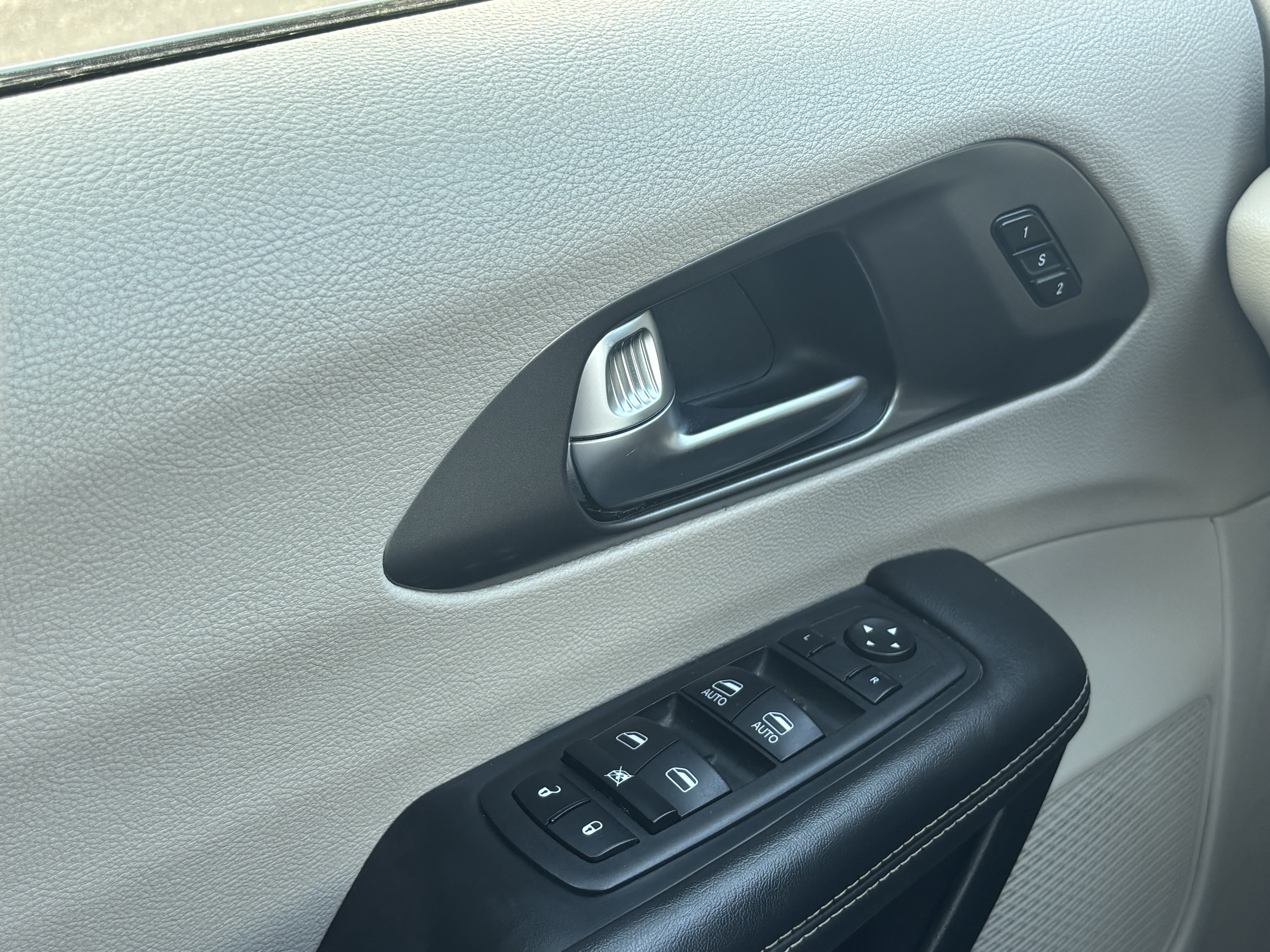 Used 2023 Chrysler Pacifica Touring-L FWD image 25