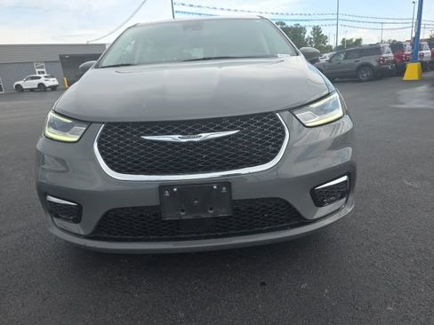 Used 2023 Chrysler Pacifica Touring-L FWD image 2
