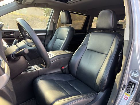 Used 2016 Toyota Highlander XLE AWD/4WD image 2