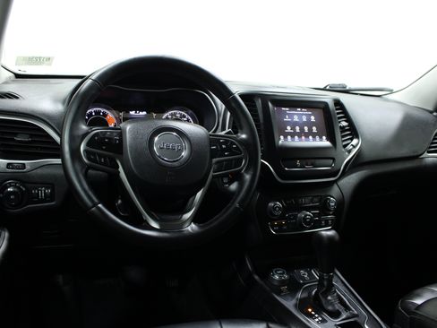 Used 2019 Jeep Cherokee Latitude Plus AWD/4WD image 2