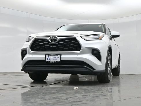 Used 2023 Toyota Highlander XLE AWD/4WD image 40