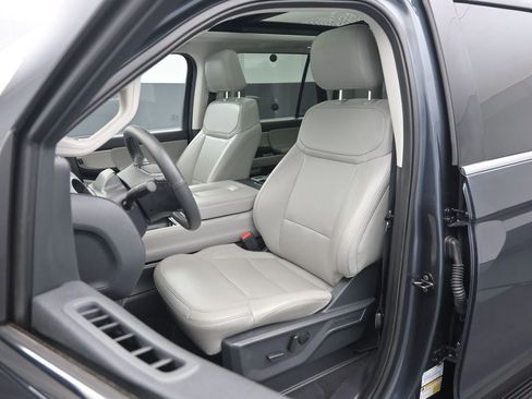 Used 2025 Ford Expedition Max Active AWD/4WD image 9