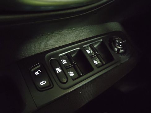 Used 2021 Jeep Renegade Latitude w/ Luxury Group II AWD/4WD image 27