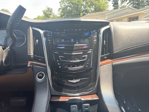 Used 2016 Cadillac Escalade ESV Luxury AWD/4WD image 19