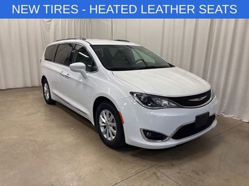 Used 2019 Chrysler Pacifica Touring-L FWD image 1