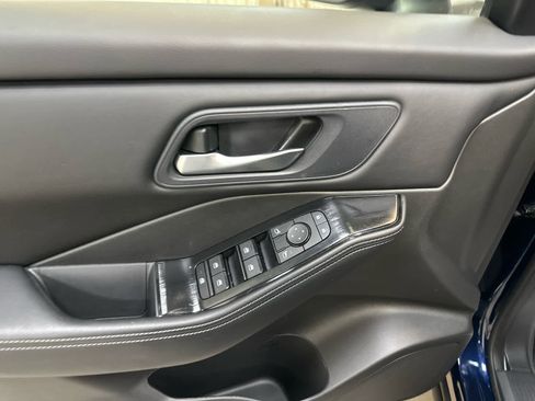 Certified 2025 Nissan Rogue SV image 25