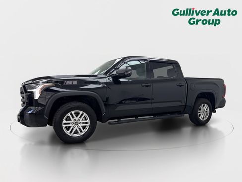 Used 2022 Toyota Tundra SR5 w/ Convenience Package RWD image 2