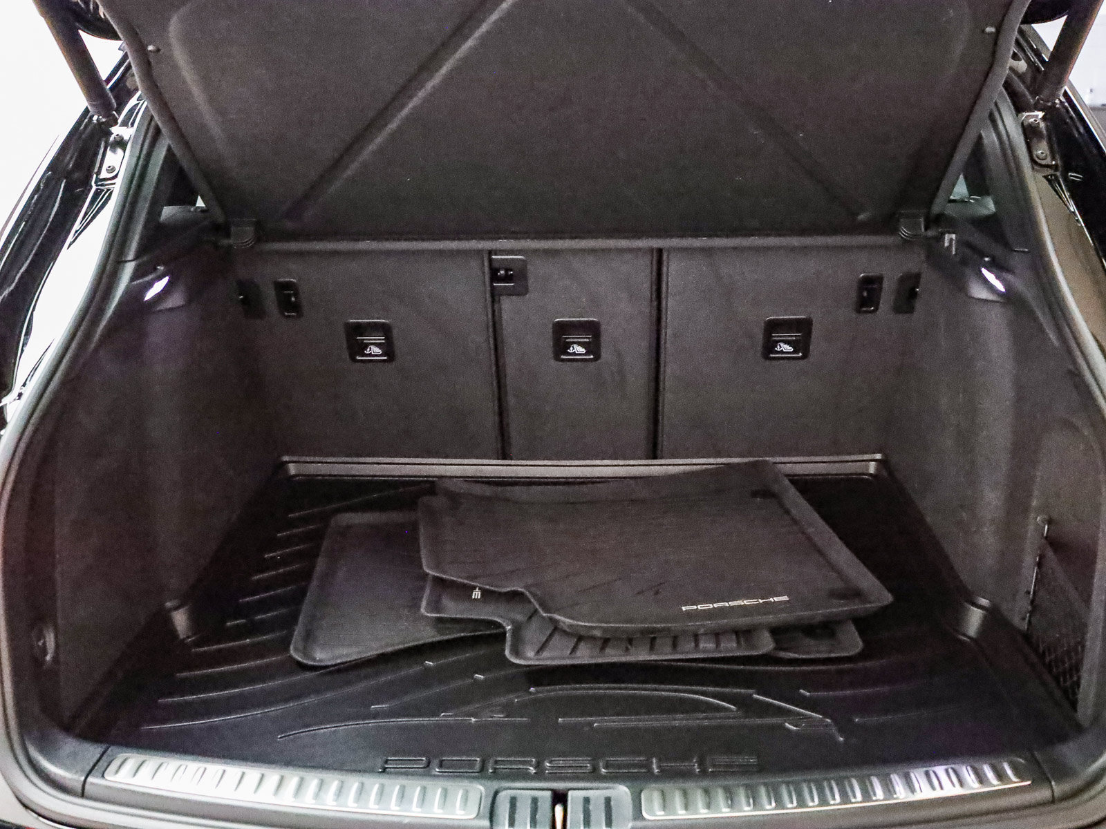 Certified 2026 Porsche Macan AWD/4WD image 26