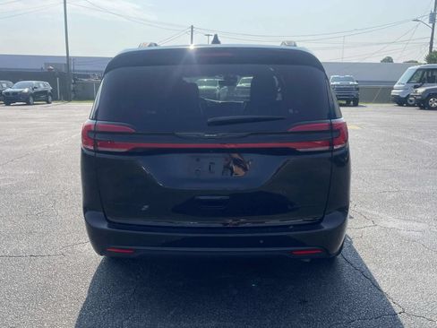 Used 2025 Chrysler Pacifica Limited FWD image 4
