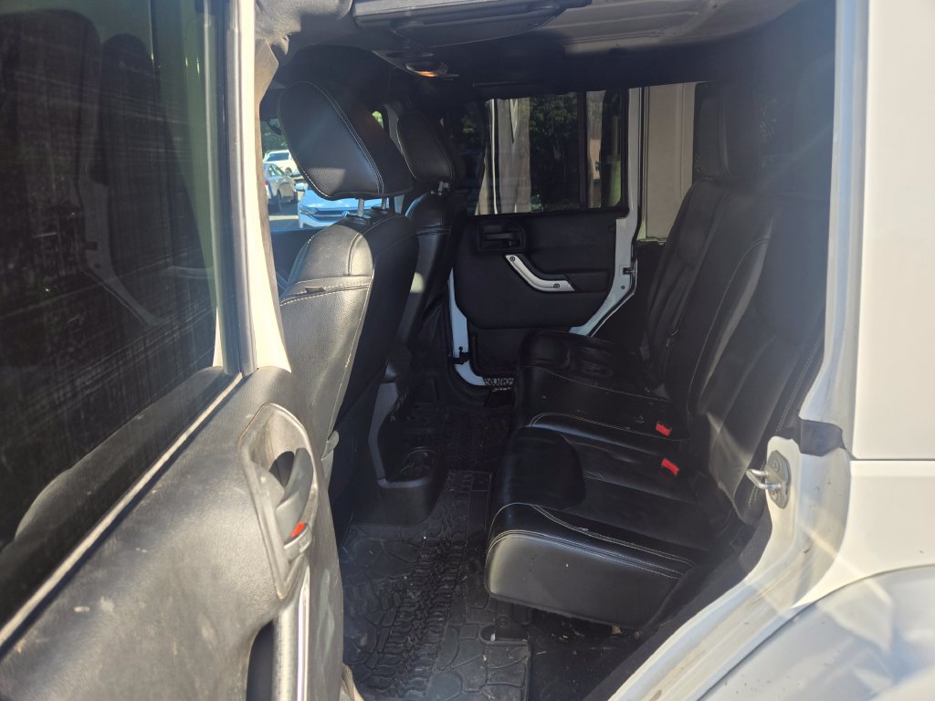 Used 2015 Jeep Wrangler Unlimited Rubicon w/ Connectivity Group AWD/4WD image 14