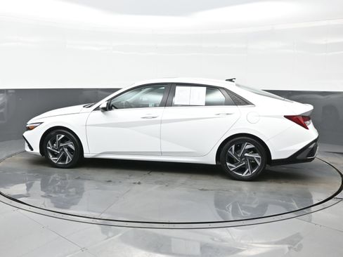 Certified 2025 Hyundai Elantra Limited image 3