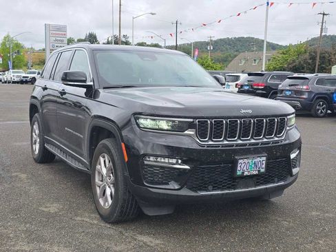 Used 2022 Jeep Grand Cherokee Limited w/ Luxury Tech Group II AWD/4WD image 4
