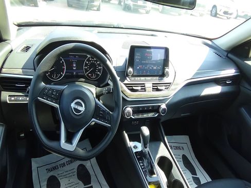 Used 2025 Nissan Altima 2.5 SV FWD image 12
