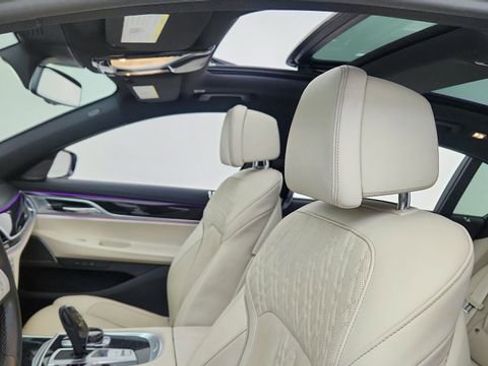 Used 2022 BMW 740i w/ M Sport Package image 32