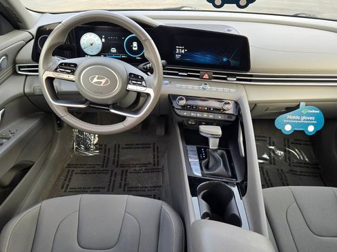 Used 2025 Hyundai Elantra SEL image 17