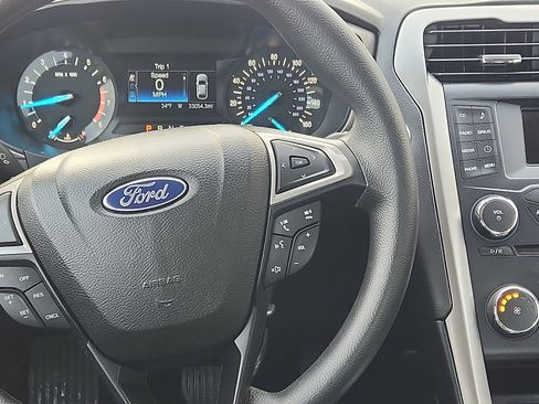 Used 2017 Ford Fusion SE image 16