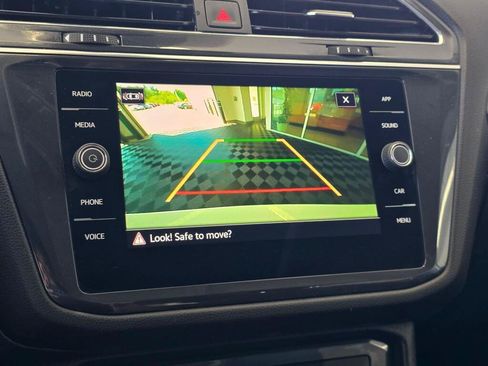 Used 2023 Volkswagen Tiguan SE w/ Panoramic Sunroof Package AWD/4WD image 28