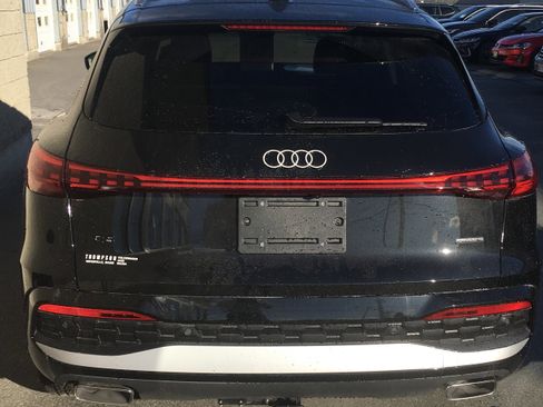 Certified 2025 Audi Q5 Premium w/ Convenience Package image 4