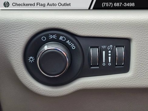 Used 2022 Chrysler Voyager LX FWD image 10