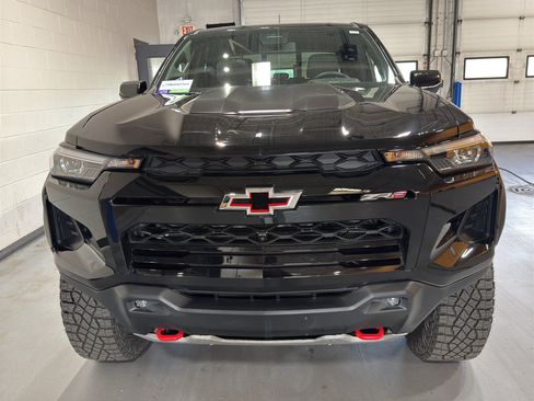 Used 2025 Chevrolet Colorado ZR2 w/ Midnight Edition AWD/4WD image 8