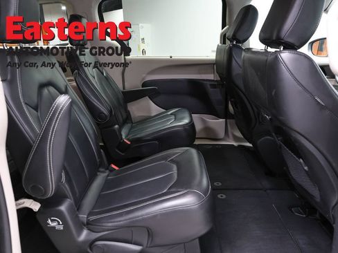 Used 2023 Chrysler Pacifica Touring-L FWD image 24