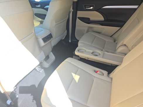 Certified 2017 Toyota Highlander XLE image 14