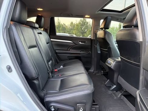 Used 2018 Toyota Highlander XLE FWD image 17