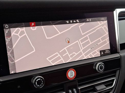 Used 2025 Porsche Macan image 19