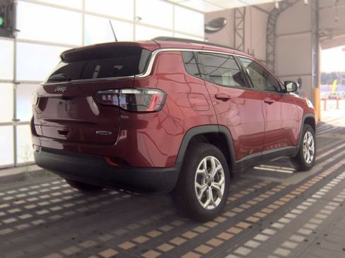 Used 2025 Jeep Compass Latitude w/ Sun & Sound Group AWD/4WD image 4