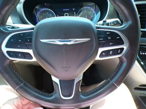 Used 2023 Chrysler Pacifica Touring-L FWD image 14
