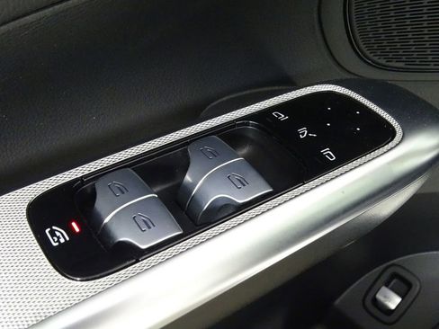 Used 2024 Mercedes-Benz GLC 300 image 17