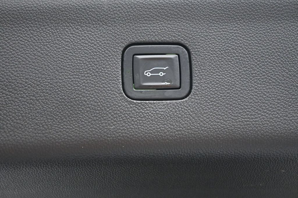 Used 2018 Buick Enclave Essence AWD/4WD image 28