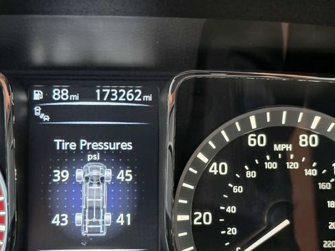 Used 2018 Nissan Titan SV w/ SV Convenience Package image 13